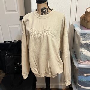 Cozy Cream Sweatshirt with 'Howdy' Embroidery